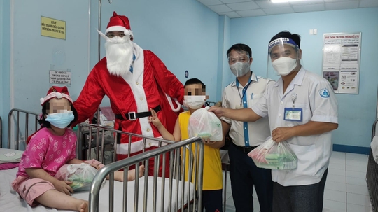 Nhiều bệnh viện mang Giáng Sinh vào khu điều trị Covid-19 - Ảnh 5.