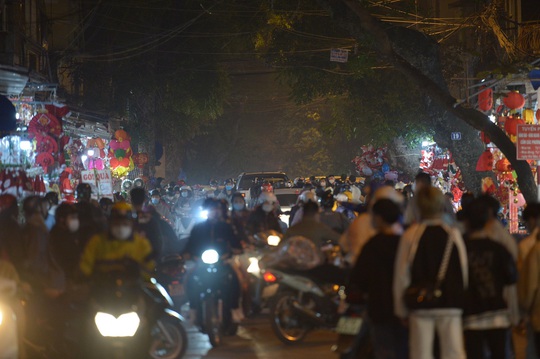 Ca mắc Covid-19 ở Hà Nội tăng cao, phố Hàng Mã vẫn ùn tắc dịp lễ Noel 2021 - Ảnh 7.