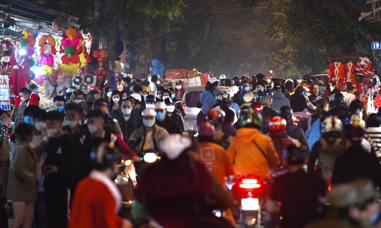 Ca mắc Covid-19 ở Hà Nội tăng cao, phố Hàng Mã vẫn ùn tắc dịp lễ Noel 2021 - Ảnh 6.