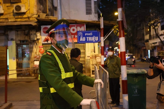 Ca mắc Covid-19 ở Hà Nội tăng cao, phố Hàng Mã vẫn ùn tắc dịp lễ Noel 2021 - Ảnh 2.
