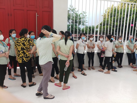 Công nhân Công ty TNHH Nobland Việt Nam ngừng việc phản đối cách tính lương mới - Ảnh 2.
