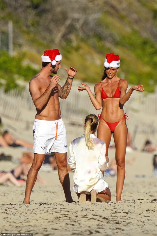 Mỹ nhân diện bikini rực lửa mừng Giáng sinh - Ảnh 1.