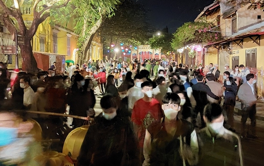 Hàng ngàn du khách đổ về Hội An dự đêm hội đèn lồng - Ảnh 4.