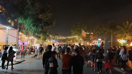 Hàng ngàn du khách đổ về Hội An dự đêm hội đèn lồng - Ảnh 2.