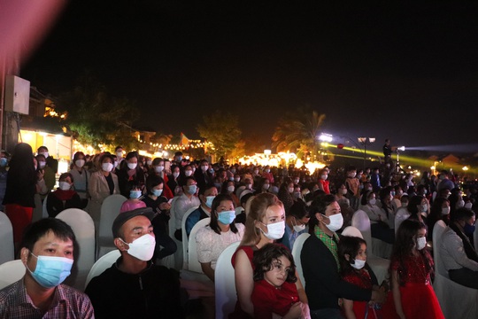 Hàng ngàn du khách đổ về Hội An dự đêm hội đèn lồng - Ảnh 17.