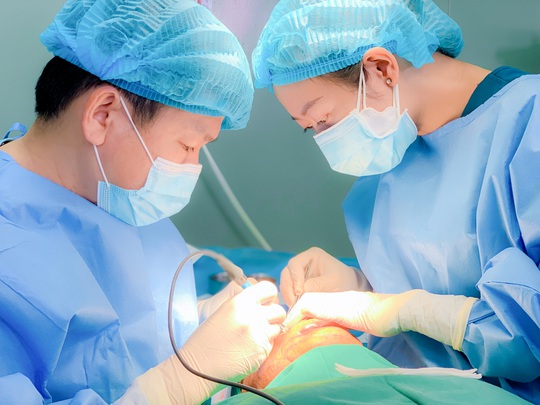 Chàng trai mặt quỷ Lê Văn Mến tiếp tục lên bàn mổ lần thứ 4 - Ảnh 2.