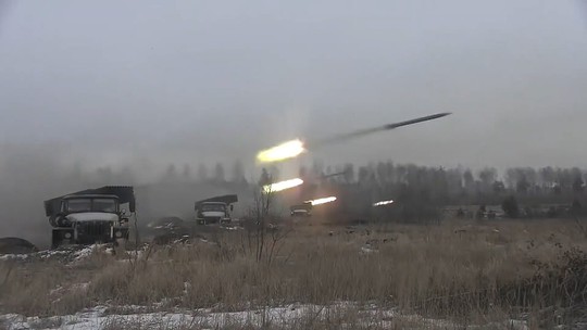 Nga tung video tập trận rầm rộ trong tuyết trắng gần Ukraine - Ảnh 1.