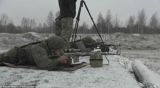 Nga tung video tập trận rầm rộ trong tuyết trắng gần Ukraine - Ảnh 5.