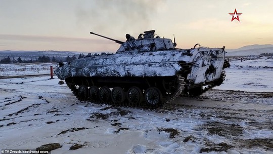 Nga tung video tập trận rầm rộ trong tuyết trắng gần Ukraine - Ảnh 9.