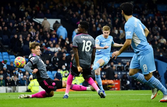 Leicester tặng quà trận cầu 9 bàn, Man City vô địch mùa Đông - Ảnh 2.