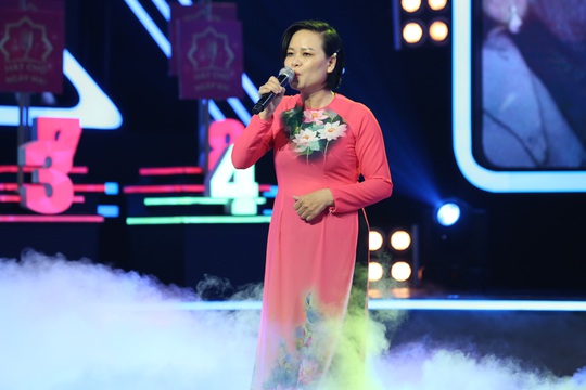 MC Quyền Linh trao tận tay xe máy cho nữ hộ sinh tuyến đầu chống dịch - Ảnh 2.
