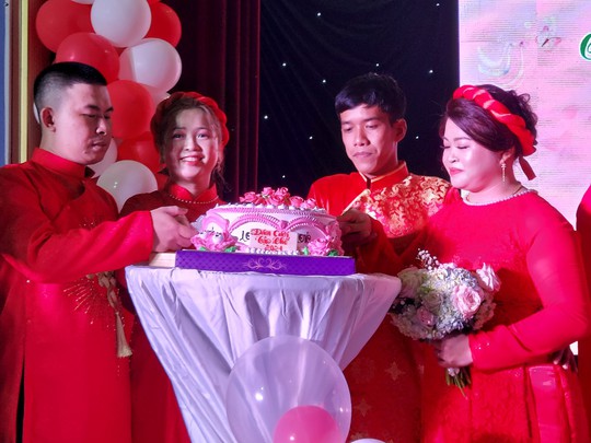 Rộn ràng lễ cưới tập thể của 10 cặp đôi thanh niên, công nhân khó khăn - Ảnh 4.