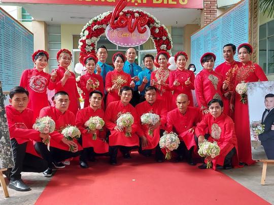 Rộn ràng lễ cưới tập thể của 10 cặp đôi thanh niên, công nhân khó khăn - Ảnh 7.