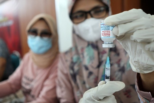 Người đàn ông Indonesia tự thú tiêm... 16 mũi vắc-xin Covid-19 - Ảnh 1.