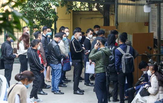 Cận cảnh người dân ùn ùn tới các điểm đăng ký xe ôtô ở Hà Nội - Ảnh 3.