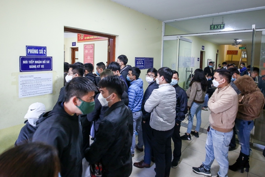 Cận cảnh người dân ùn ùn tới các điểm đăng ký xe ôtô ở Hà Nội - Ảnh 9.