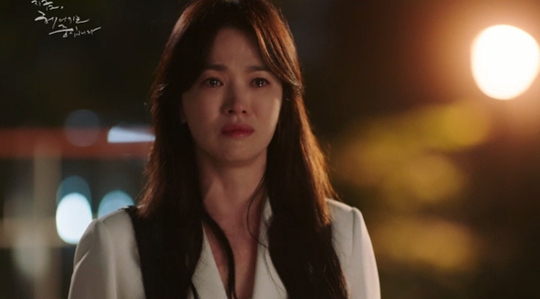 Song Hye Kyo hôn tình trẻ giữa chốn đông người - Ảnh 1.