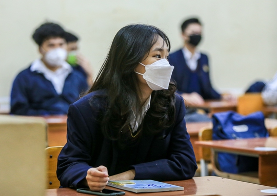 Cận cảnh học sinh lớp 12 ở Hà Nội hào hứng đi học trở lại - Ảnh 7.
