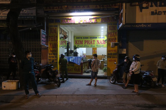 Liều lĩnh khống chế cháu bé 7 tuổi định cướp tiệm vàng ở Bình Thạnh - Ảnh 2.