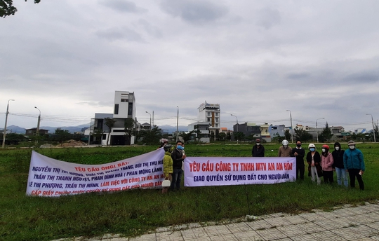 Người dân giăng băng rôn đòi sổ đỏ tại dự án của Công ty An An Hòa - Ảnh 2.