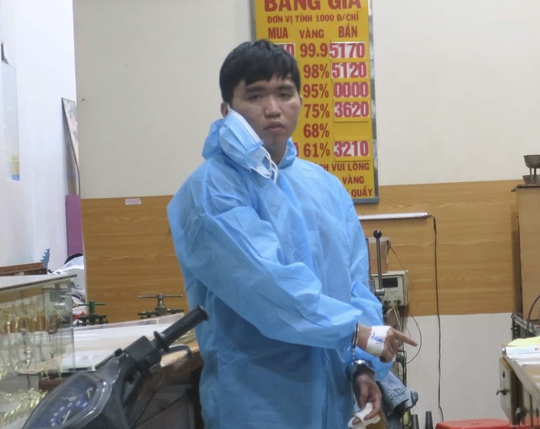 Liều lĩnh khống chế cháu bé 7 tuổi định cướp tiệm vàng ở Bình Thạnh - Ảnh 1.