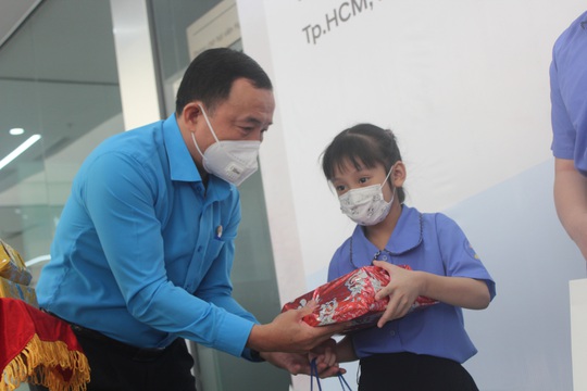 Tặng máy tính bảng cho con CNVC-LĐ khó khăn - Ảnh 1.