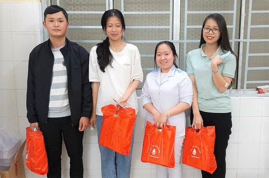 Cảm động gương 4 bạn trẻ Đà Lạt kịp thời hiến máu cứu sống sản phụ trong đêm - Ảnh 1. Cảm động gương 4 bạn trẻ Đà Lạt kịp thời hiến máu cứu sống sản phụ trong đêm - Ảnh 1.