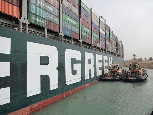 Kênh đào Suez bị tàu container Ever Given chặn, thương mại thế giới ách tắc nhiều tuần - Ảnh 1.