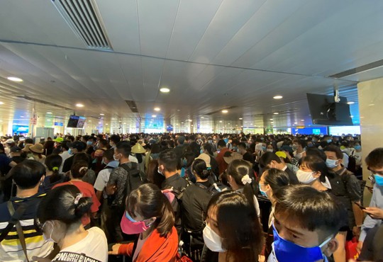 Sân bay Tân Sơn Nhất ùn tắc, Vietnam Airlines khuyến cáo hành khách đến sớm - Ảnh 1.