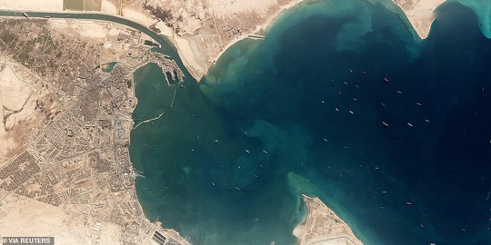 Chủ siêu tàu mắc kẹt ở kênh đào Suez đang chờ trời giúp - Ảnh 3.