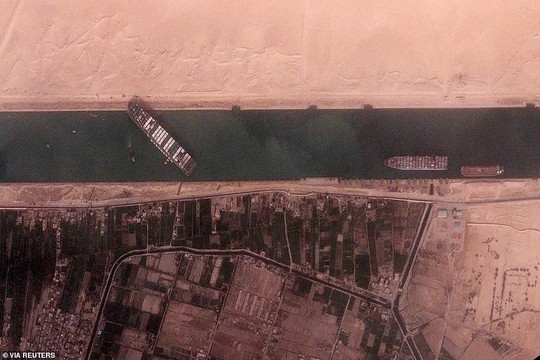 Chủ siêu tàu mắc kẹt ở kênh đào Suez đang chờ trời giúp - Ảnh 4.