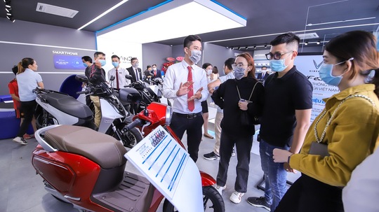 VinFast tặng pin lithium cho khách hàng mua xe máy điện VinFast Ludo và Impes - Ảnh 3.