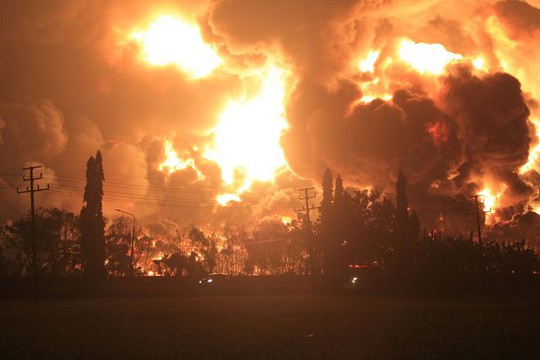 Indonesia: Nổ nhà máy lọc dầu sau vụ đánh bom nhà thờ - Ảnh 1.