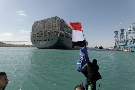 Kênh đào Suez khai thông, nỗi lo còn đó - Ảnh 1.