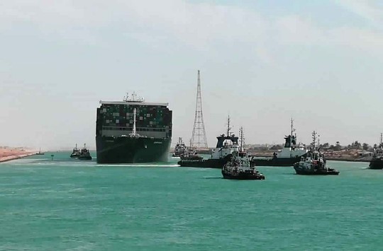 Chùm ảnh hàng trăm tàu lũ lượt qua kênh đào Suez - Ảnh 3.