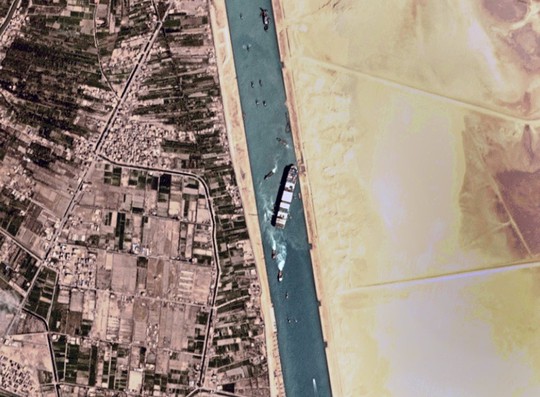 Chùm ảnh hàng trăm tàu lũ lượt qua kênh đào Suez - Ảnh 2.