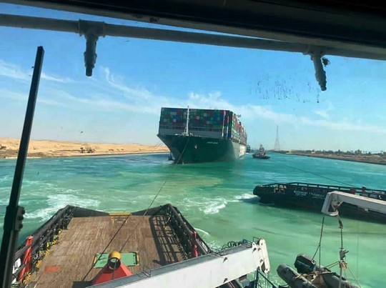 Chùm ảnh hàng trăm tàu lũ lượt qua kênh đào Suez - Ảnh 8.
