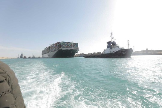Chùm ảnh hàng trăm tàu lũ lượt qua kênh đào Suez - Ảnh 4.