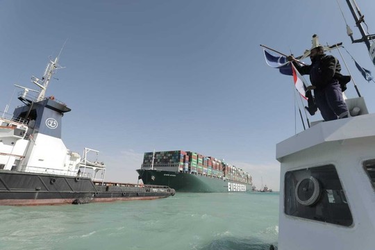 Chùm ảnh hàng trăm tàu lũ lượt qua kênh đào Suez - Ảnh 10.