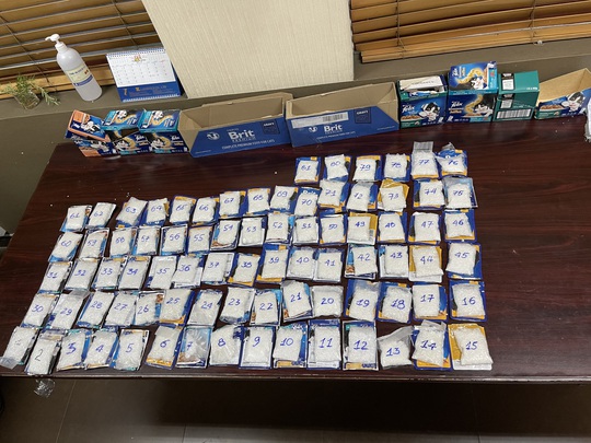 Giấu gần 4kg ma túy trong các gói thức ăn cho mèo gửi sang sang Đài Loan - Ảnh 1.