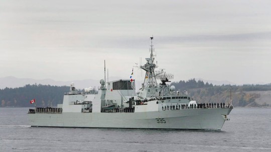 Tàu chiến Canada đi qua quần đảo Trường Sa - Ảnh 1.