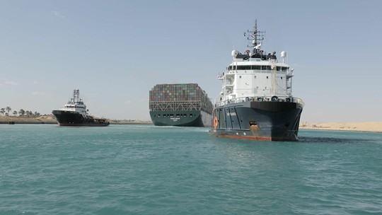 Giải tỏa kênh đào Suez: Tổng chi phí có thể lên tới 1 tỉ USD - Ảnh 1.