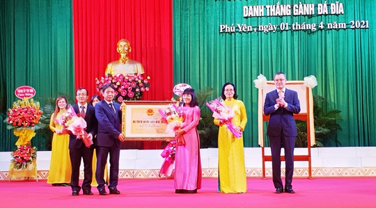 Kỷ niệm 410 năm thành lập, Phú Yên đón nhận bằng di tích quốc gia đặc biệt Gành Đá Đĩa - Ảnh 1.