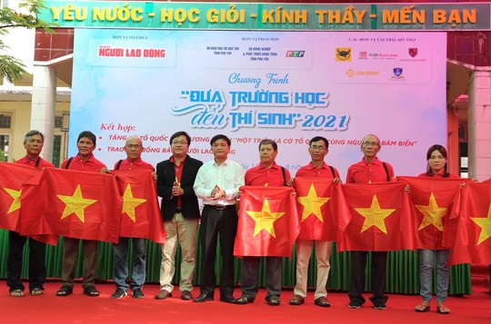 Ngư dân Phú Yên nhận cờ từ Chương trình Một triệu lá cờ Tổ quốc cùng ngư dân bám biển - Ảnh 2.
