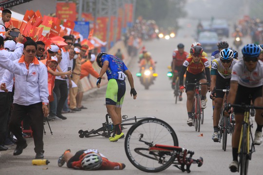Tay đua Lê Nguyệt Minh trượt ngã ngay mức đến, bị cảnh cáo - Ảnh 3.