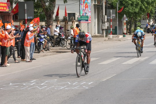 Giải xe đạp Cúp Truyền hình TP HCM: Trần Tuấn Kiệt tỏa sáng tại quê Bác - Ảnh 2.
