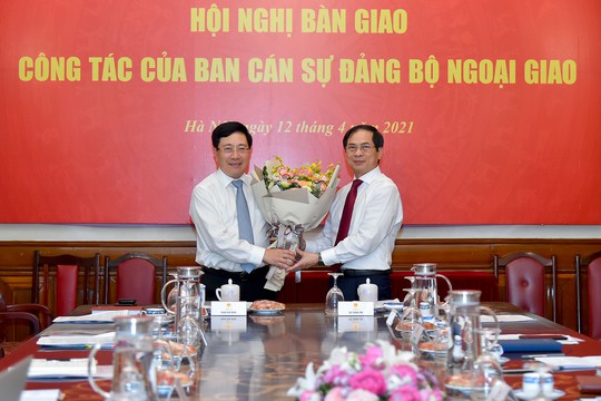 Phó Thủ tướng Phạm Bình Minh bàn giao nhiệm vụ Bộ trưởng Ngoại giao - Ảnh 1.