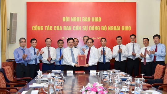 Phó Thủ tướng Phạm Bình Minh bàn giao nhiệm vụ Bộ trưởng Ngoại giao - Ảnh 5.