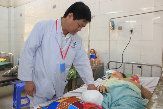 Kinh hãi người phụ nữ ở Đồng Nai bị cắt cụt chân vì đắp lá sim - Ảnh 1.