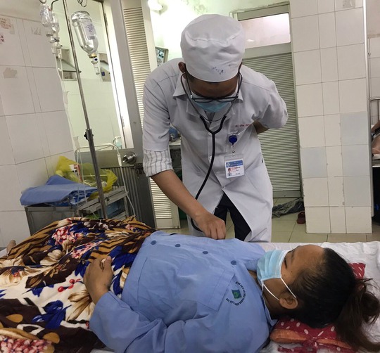 2 bệnh viện ở Cần Thơ cùng giành lại sự sống cho mẹ con sản phụ - Ảnh 1.